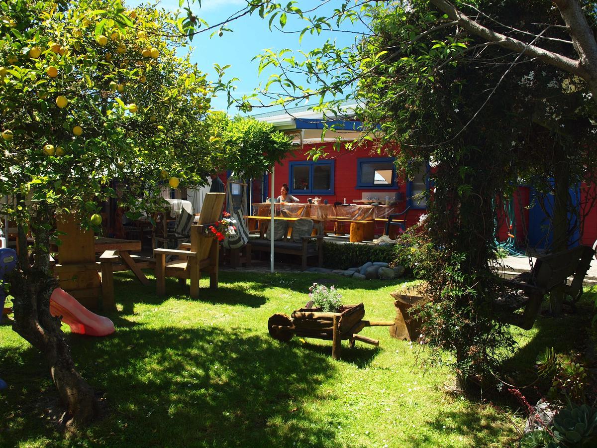 Annies Nirvana Lodge Backpackers Такака Екстер'єр фото