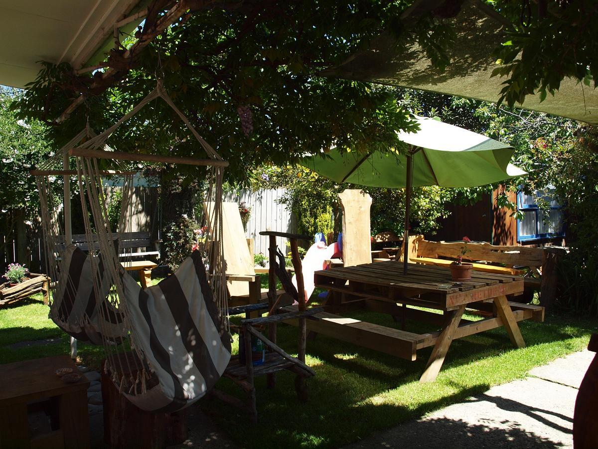 Annies Nirvana Lodge Backpackers Такака Екстер'єр фото