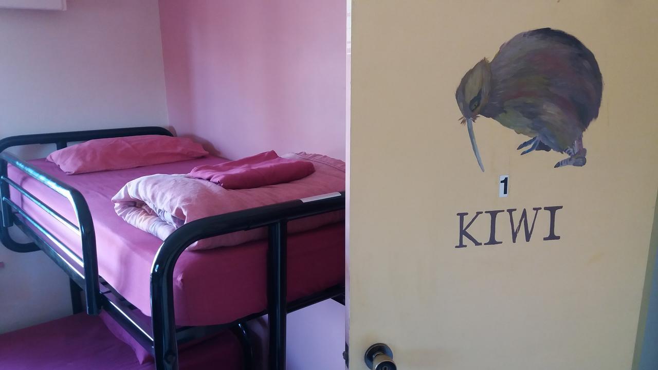 Annies Nirvana Lodge Backpackers Такака Екстер'єр фото