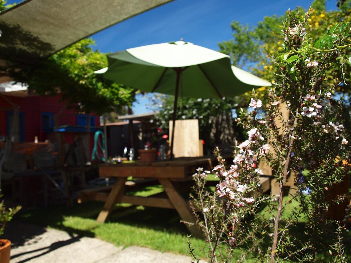 Annies Nirvana Lodge Backpackers Такака Екстер'єр фото